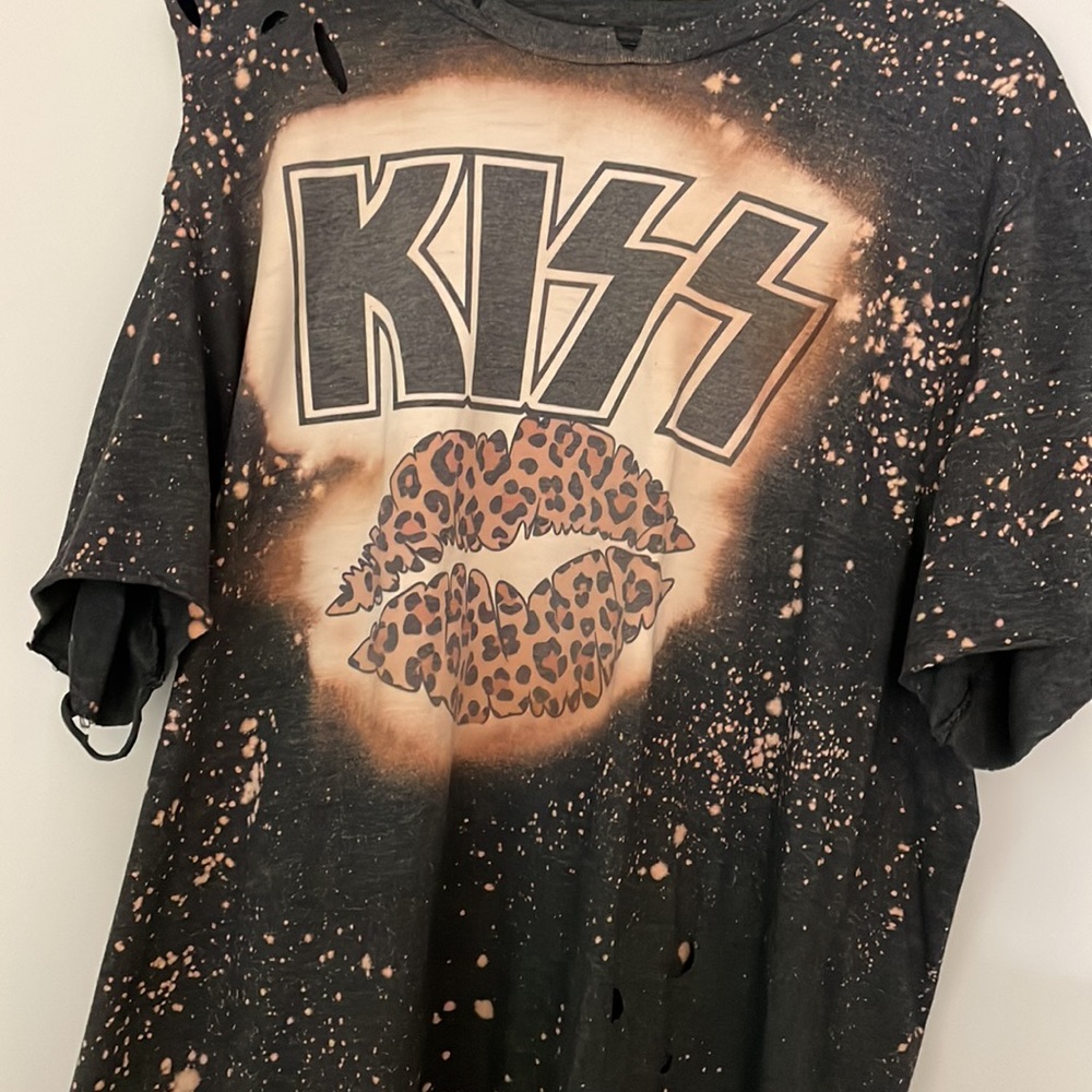 KISS DISTRESSED TEE - Picture 2 of 3